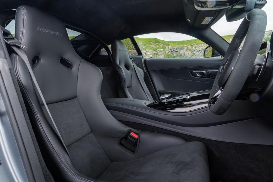 Интерьер Mercedes-AMG GT R PRO (C190) 2019 года  (UK) (фото 20 из 40)